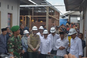 President Jokowi inspects the acceleration of reconstruction of earthquake-resistant houses in Pengempel Indah Village, Mataram, NTB, Friday (22/3). (Photo by: Deni/PR)