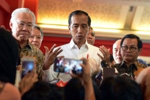 President Jokowi accompanied by Cabinet Secretary and Minister of Trade answers questions from reporters after visiting 2019 Indonesia International Furniture Expo (IFEX) at JI-Expo Kemayoran, Central Jakarta, Wednesday (13/3). (Photo: Rahmat/PR)