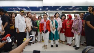 Ibu Negara Iriana didampingi Ibu Mufidah Kalla dan para istri anggota kabinet kerja menjajal MRT Jakarta, Senin (18/3) siang. (Foto: Humas Kemenhub)