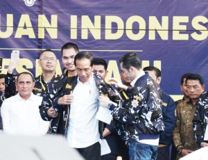 President Jokowi wears an AMPI Jacket on the Indonesian Youth Renewal Generation (AMPI) Cadres Meeting at Merdeka Square, Medan, Saturday (16/3). (Photo by: Dinda/PR). 