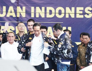 Ketua Umum AMPI Dito Ariotedjo memakaikan jaket AMPI kepada Presiden Jokowi saat menghadir acara Temu Kader, di Lapangan Merdeka, Medan, Sumut, Sabtu (16/3) siang. (Foto: Dinda M/Humas)