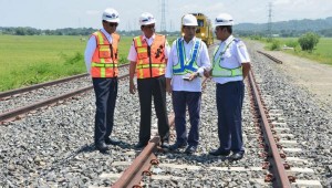 Menhub Budi K. Sumadi meninjau pembangunan jalur KA Makassar - Parepe, di Pekkae Kabupaten Barru, Sulawesi Selatan, Rabu (20/3) siang. (Foto: Humas Kemenhub)