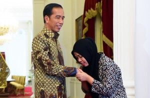 Aisyah shakes hand with President Jokowi hand at Merdeka Palace, Jakarta, Tuesday (12/3). (Photo by: Rahmat/PR)