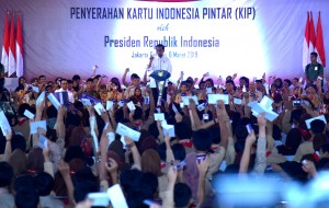 Presiden Jokowi menghitung KIP yang diserahkan kepada 3.300 siswa SD, SMP, SMA/SMK, di SLB Negeri Pembina, Lebak Bulus, Jakarta, Rabu (6/3) siang. (Foto: Rahmat/Humas)