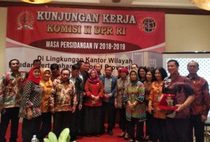 Rombongan anggota Komisi II DPR RI dipimpin Herman Khaeran berfoto bersama dengan jajaran Kanwil BPN Banten, di Hotel Aryaduta, Tangerang. (Foto: Said M/Humas)