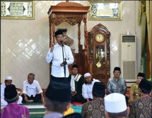 President Jokowi delivers his remarks during distribution of waqf land certificates at Istiqlal Mosque, Central Lampung, Friday (8/3). Photo by: Deny S/PR.  