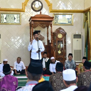 Presiden Jokowi memberikan sambutan pada penyerahan 814 sertifikat tanah wakaf, di Masjid Istiqlal, Terbanggi Besar, Kabupaten Lampung Tengah, Jumat (8/3) siang. (Foto: Deny S/Humas)