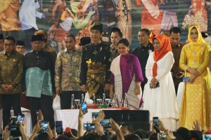 Presiden Jokowi didampingi Ibu Negara Iriana menyaksikan Pagelaran Budaya Lintas Etnis, di Stadion Telada, Medan, Sumut, Sabtu (16/3) malam. (Foto: Dinda M/Humas)