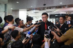 Minister of Home Affairs Tjahjo Kumolo answers reporters questions after attending an oath-taking ceremony of Deputy Chairman of the Constitutional Court (MK) for 2019-2021 period at MK Building, Jakarta, Tuesday (26/3). (Photo: PR Division of Ministry of Home Affairs)