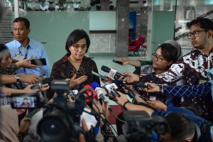 Menkeu Sri Mulyani Indrawati menjawab wartawan usai mengikuti sidang kabinet paripurna, di Kantor Presiden, Jakarta, Rabu (6/3) siang. (Foto: AGUNG/Humas)