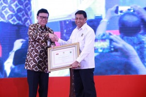 Menko Polhukam Wiranto menerima sertifikat dari Mendagri Tjahjo Kumolo usai membuka Rakornas Bidang Kewaspadaan Nasional Dalam Rangka Pemantapan Penyelenggaraan Pemilu Serentak Tahun 2019, di Ballroom Grand Paragon Hotel, Jakarta, Rabu (27/3) pagi. (Foto: Puspen Kemendagri)
