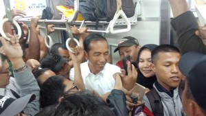 Presiden Jokowi ikut berdesak-desakan dengan penumpang lainnya saat naik KRL dari Tanjung Barat (menuju Bogor, Rabu (6/3) lalu. (Foto: IST)