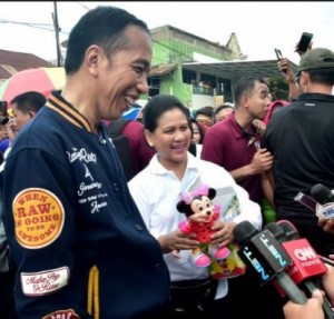 Presiden Jokowi dan Ibu Iriana menjawab wartawan, di Pasar Sentral, Kendari, Sabu (2/3) pagi. (Foto: Setpres)