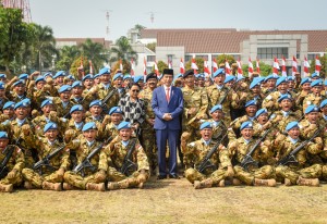 President Jokowi takes a group photo with members of the National Polices Garuda Bhayangkara Personnel at Sentul, Bogor. (Photo by: Cabinet Secretariat Documentation). 