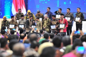 Presiden Jokowi didampingi Mendag berfoto bersama penerima penghargaan saat membuka Rapat Kerja Kementerian Perdagangan, di Hall 3a ICE BSD, Kabupaten Tangerang, Selasa (12/3) pagi. (Foto: JAY/Humas)