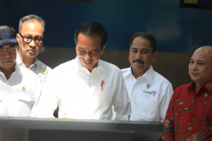 Presiden Jokowi menandatangani prasasti peresmian KEK Tanjung Kelayang, di Bandara Depati Amir, Pangkal Pinang, Babel, Kamis (14/3) pagi. (Foto: Rahmat/Humas)
