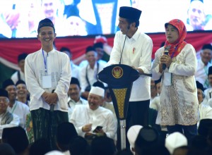President Jokowi converses with participants of Islamic Clerics and Public Figures of former Kedu Residency Cordial Meeting at Tri Bhakti Building, Magelang City, Central Java, Saturday (23/3). (Photo by: Rahmat/PR)