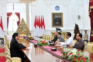 President Joko Jokowi Widodo, accompanied by Minister of Foreign Affairs and Minister of State Secretary, welcomes Thai Minister of Foreign Affairs Don Pramudwinai at Merdeka Palace, Jakarta, Wednesday (13/3). (Photo by: Jay/PR)