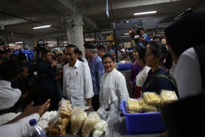 President Jokowi and First Lady Ibu Iriana greet the  residents when visiting the newly-inaugurated Badung Market, Denpasar, Bali on Friday (22/3). (Photo: Oji/PR)