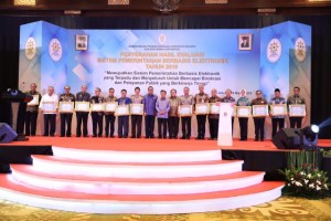 Vice President Jusuf Kalla accompanied by Minister of State Apparatus Empowerment and Bureaucratic Reform poses for a group photo with the SPBE awardees, at Bidakara Hotel, Jakarta, Thursday (28/3). (Photo: PR of Ministry State Apparatus Empowerment and Bureaucratic Reform)