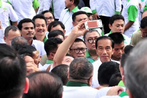 Presiden Jokowi melayani permintaan selfi anggota HKTI usai membuka Rakornas dan Diskusi Nasional HKTI, di Istana Negara, Jakarta, Selasa (19/3) sore. (Foto: JAY/Humas)