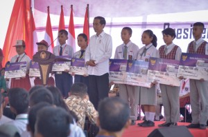 Presiden Jokowi berfoto bersama siswa perwakilan penerima KIP, di SMK Negeri 1 Balige, Kabupaten Toba Samosir, Sumut, Jumat (15/3) pagi. (Foto: AGUNG/Humas)
