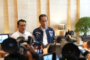 President Jokowi accompanied by Presidential Chief of Staff Moeldoko conveys press statement regarding Romahurmuziys arrest, at Cambridge Hotel, Medan, North Sumatera, Saturday (16/3). (Photo: Dinda M/PR)