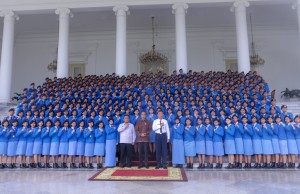 Presiden Jokowi berfoto bersama siswa SMA Taruna Nusantara 2019, di halaman Istana Kepresidenan Bogor, Jabar, Senin (4/3) siang. (Foto: AGUNG/Humas)