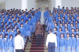 Presiden Jokowi menuruni tangga untuk berfoto bersama siswa SMA Taruna Nusantara 2019, di Istana Kepresidenan Bogor, Jabar, Senin (4/3) siang. (Foto: AGUNG/Humas)