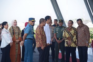 Presiden Jokowi bersama Ibu Negara Iriana Jokowi Widodo tiba di Ferdinand Lumban Tobing, Tapanuli Tengah, Sumut, Minggu (17/3) pagi, disambut Akbar Tanjung dan Menhub. (Foto: OJI/Humas)