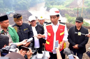 Presiden Jokowi menjawab wartawan usai meninjau pembangunan Terowongan Nanjung, di Desa Lagadar, Kecamatan Margaasih, Kabupaten Bandung, Provinsi Jabar, Minggu (10/3) pagi. (Foto: Rahmat/Humas)