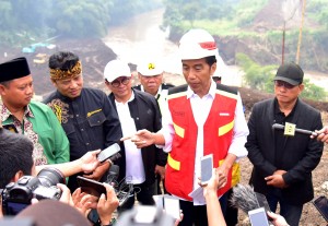 Presiden Jokowi menjawab wartawan usai meninjau pembangunan Terowongan Tanjung, di Desa Lagadar, Kecamatan Margaasih, Kabupaten Bandung, Provinsi Jabar, Minggu (10/3) pagi. (Foto: Rahmat/Humas)