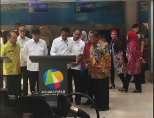 Presiden Jokowi menandatangani prasasti peresmian KEK Tanjung Kelayang, di Bandara Depati Amir, Pangkal Pinang, Babel, Kamis (14/3) pagi. (Foto: Rahmat/Humas)