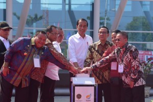 President Jokowi accompanied by a number of officials presses the siren button to mark the inauguration of Sambas Port, in Sibolga, North Sumatra, Sunday (17/3). (Photo by: Oji/PR)