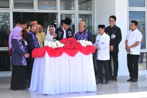 President Jokowi signs an inscription duirng the inauguration of Muhammadiyah University of Gorontalo, Limboto, Gorontalo Regency, Friday (1/3) afternoon. (Photo by: Jay/PR)