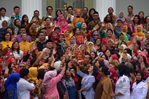 President Jokowi takes picture with representatives of Grass Root Womens Movement (Perempuan Arus Bawah) at the Merdeka Palace, Jakarta, Wednesday (6/3). Photo by: Deny S/PR.  