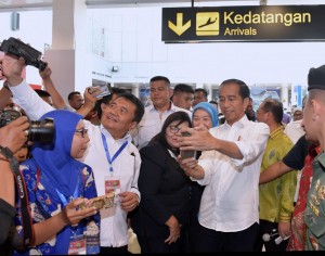 President Jokowi takes a photo with some passengers at Depati Amir Airport, Pangkal Pinang, Thursday (14/3). (Photo by: Rahmat/PR)