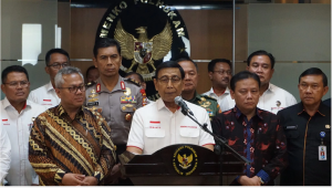 Coordinating Minister for Political, Legal and Security Affairs Wiranto, accompanied by Chairman of the General Elections Commission (KPU) and Chairman of the Elections Supervisory Agency (Bawaslu), holds a press conference at his office in Jakarta, Thursday (14/3). Photo by: PR of Coordinating Ministry for Political, Legal and Security Affairs. 