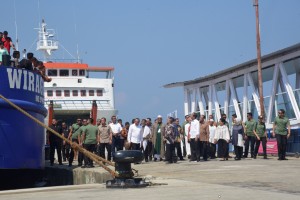 President Jokowi inspects Sambas Port in Sibolga, North Sumatra after the inauguration of the port's revitalization and construction on Sunday (17/3). (Photo by: Oji/PR)