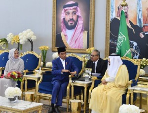 President Jokowi has a dialog with King Salman at Riyadh Palace, Saudi Arabia, Sunday (14/4). (Photo by: BPMI).