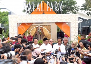 President Jokowi accompanied by Minister of Religious Affairs answers questions from reporters after inaugurating Halal Park at the Gelora Bung Karno Sports Complex, Senayan, Jakarta, Tuesday (16/4). (Photo by: PR/Rahmat)