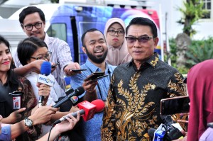 Presidential Chief of Staff Moeldoko answers the press after attending a limited meeting, at Merdeka Palace, Jakarta, Thursday (4/18). (Photo: JAY / PR)