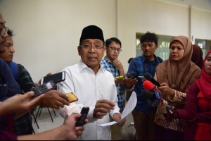 Minister of State Secretary Pratikno delivers press statement at the State Palace Journalist Room, Jakarta, Friday (5/4)). (Photo by: Oji/PR)