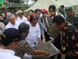 Minister of Agrarian and Spatial Planning/Head of National Land Agency (BPN) Sofyan A. Djalil reviews the map of abandoned land use for the earthquake survivors relocation in Palu, Central Sulawesi, Friday (19/4). (Photo by: Ministry of Agrarian and Spatial Planning/BPN Public Relations)