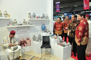 President Jokowi visits a Moroccan booth during Inacraft 2019, at the JCC Jakarta, Wednesday (24/4). (Photo by: Jay/PR)