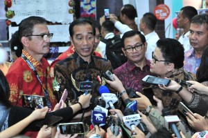 President Jokowi accompanied by Cabinet Secretary Pramono Anung responds to reporters questions after inaugurating the 2019 Jakarta International Handicraft Trade Fair, at the Jakarta Convention Center, Wednesday (24/4). (Photo by: Jay/PR) 