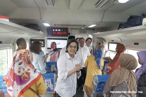 Finance Minister Sri Mulyani Indrawati rides a train to check the reactivation of Cibatu-Garut route, East Java, Friday (26/4). (Photo by: Ministry of Finance PR) 