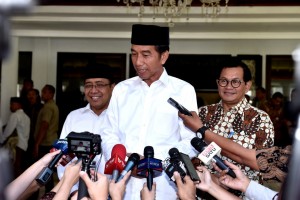 President Jokowi accompanied by Minister of State Secretary and Cabinet Secretary answers reporters questions after Friday prayer at Baitussalam Mosque, Bogor Presidential Palace, West Java, Friday (29/3). (Photo by: Presidential Secretariat)