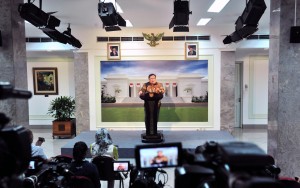 Minister of National Development Planning (PPN)/Head of the National Development Planning Agency (Bappenas) Bambang Brodjonegoro delivers a press statement after the Limited Meeting, at the President's Office, Jakarta, Monday (29/4). (Photo by: Jay/PR)