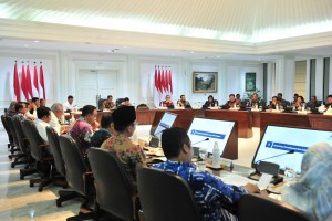 President Joko Widodo accompanied by Vice President Jusuf Kalla leads a Limited Meeting on the Follow-up of the Plan to Move Capital City, at the Presidential Office, Jakarta, Monday (29/4). (Photo by: Jay/ PR) 